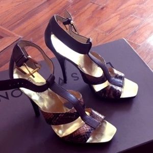 MICHEAL KORS LEATHER STRAPY SANDAL